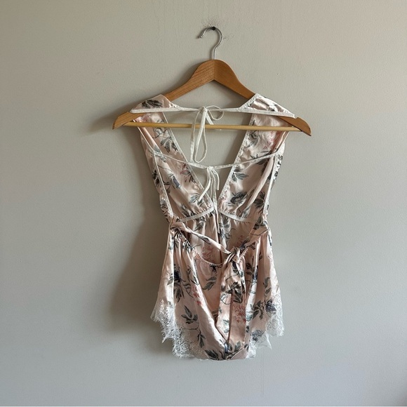 3/$20⚡️ Pink Floral Lace Trim Romper One Piece Teddy Lingerie Open Back Shein - Picture 5 of 12